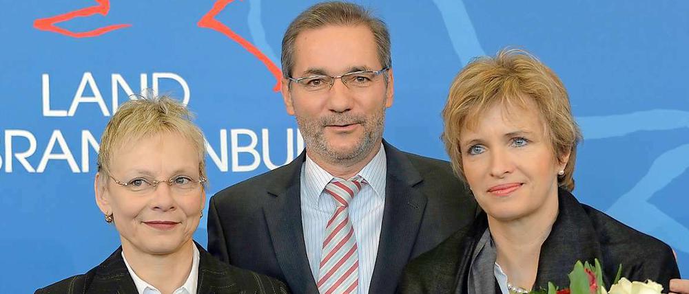 Ministerpräsident Platzeck mit seinen beiden neuen Kabinettsmitgliedern Sabine Kunst (li.) und Martina Münch.