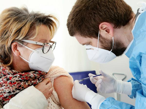 Eine Erzieherin wird mit dem Astrazeneca-Impfstoff geimpft. 