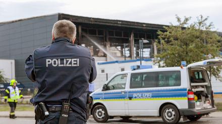 Eine neue Sporthalle in Nauen, in der 100 Flüchtlinge untergebracht werden sollten, brannte Ende August nieder.