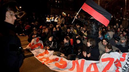 Gegendemonstranten protestieren gegen den Nazi-Aufmarsch in Cottbus.