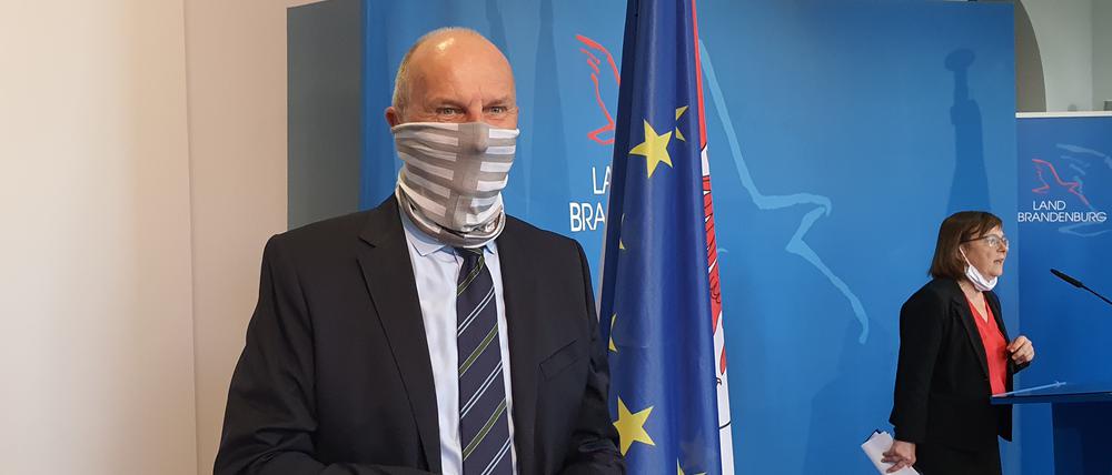 Ministerpräsident Dietmar Woidke (SPD) mit Maske.