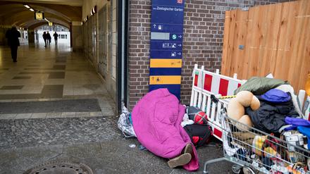Ein Obdachloser am Bahnhof Zoologischer Garten. Seit Jahren steigt die Zahl der Obdachlosen in Berlin.