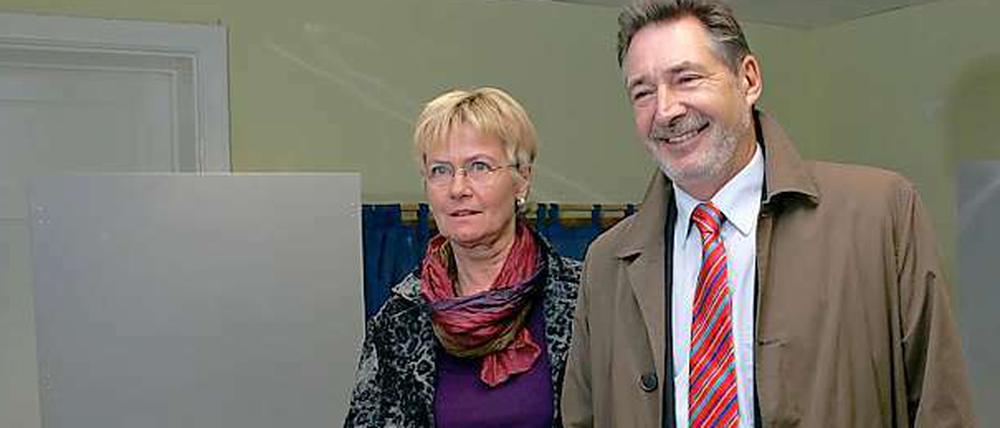 Potsdams Oberbürgermeister Jann Jakobs, OB-Spitzenkandidat der SPD, und seine Frau Christine geben gemeinsam am Sonntag ihre Stimme ab.