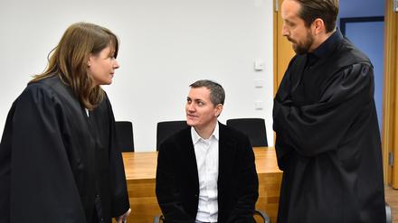 Der ehemalige Brandenburger Landtagsabgeordnete Peer Jürgens (Die Linke, M) mit seinen Anwälten beim Prozessauftakt am Amtsgericht in Potsdam.