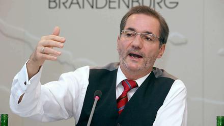 Brandenburgs Ministerpräsident Matthias Platzeck (SPD) äußert sich auf einer Pressekonferenz zum Thema "Ein Jahr Große Koalition" in der Staatskanzlei in Potsdam. 
