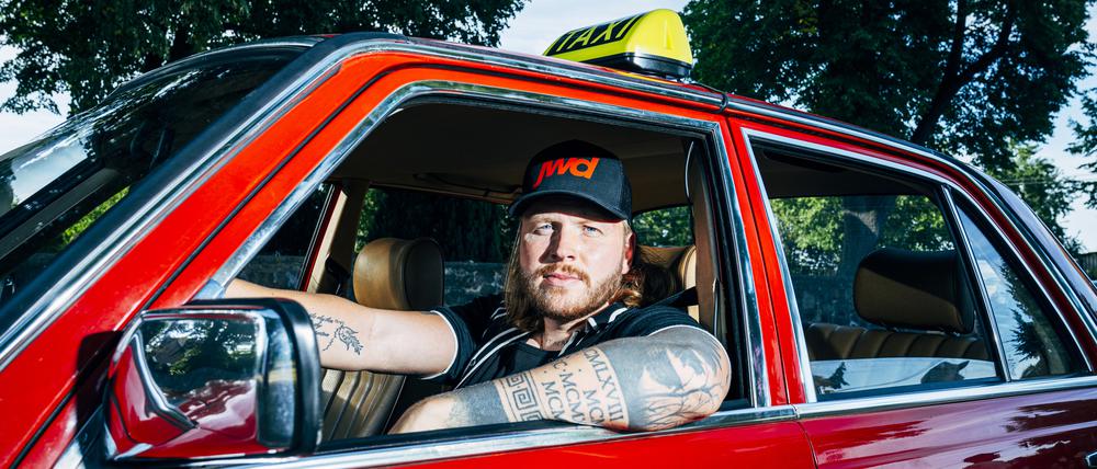 Rapper Finch als Taxifahrer im neuen Brandenburger Werbe-Musikvideo.