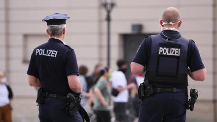 Polizisten vor dem Landtag in Potsdam.