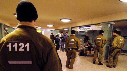 Tatort U-Bahn. Nach den jüngsten Vorfällen fühlen sich viele Fahrgäste unsicher. Jetzt soll unabhängig von aktuellen Einsätzen wieder mehr Sicherheitspersonal in den Dienst.