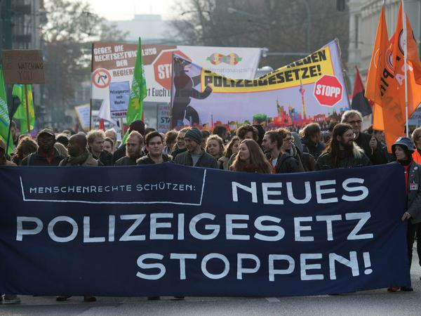 Im November 2018 zog ein Demonstrationszug gegen das neue Brandenburger Polizeigesetz durch Potsdam.