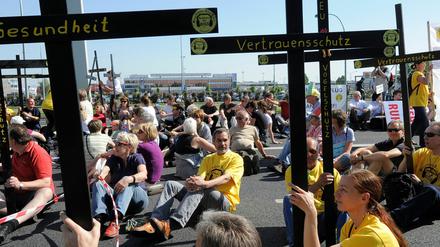 Mit einer Sitzblockade sperren Demonstranten am Samstag die Bundesstraße 96 vor dem Flughafen in Schönefeld. Mehrere tausend Demonstranten protestierten gegen die Flugrouten des zukünftigen BBI Airports und forderten ein konsequentes Nachtflugverbot.