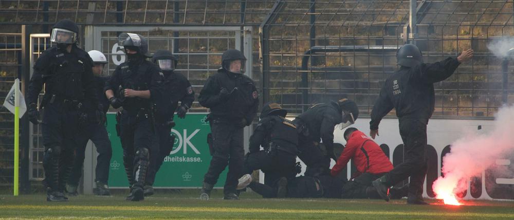 Nach einem Platzsturm durch Cottbuser Fans musste die Polizei mit aller Härte vorgehen.