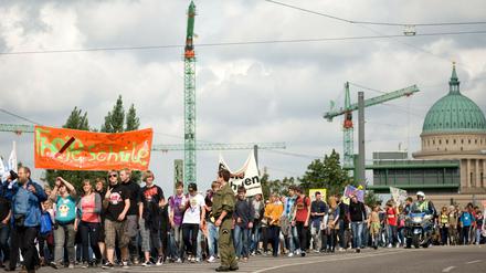 Schüeler freier Schulen in Brandenburg demonstrieren am Mittwoch (31.08.11) in Potsdam auf der Langen Brücke gegen die Küerzungspläne der Landesregierung.