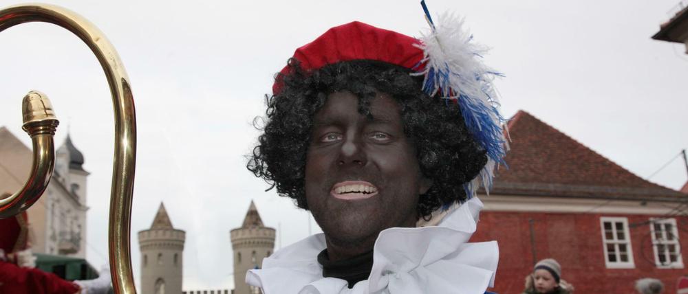 Schwarz geschminkt. Die Figur des "Zwarten Pieten" gilt in vielen Augen als rassistisch.