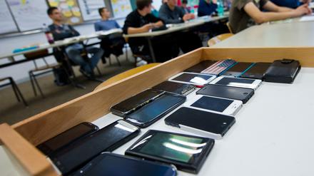 Smartphones sind an vielen Schulen in Brandenburg verboten, sie sollen aber zukünftig häufiger zum Einsatz kommen.