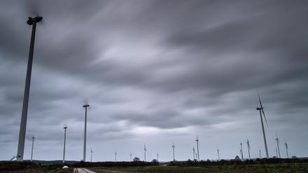 Sturm über Brandenburg. Schnell ziehen dunkle Wolken am 09.01.2015 über ein Feld mit Windenergieanlagen nahe Petersdorf im Landkreis Oder-Spree (Brandenburg).