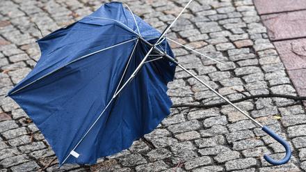 In Brandenburg und Berlin wird es stürmisch. Diesen Regenschirm, fotografiert am 23. Februar in Frankfurt (Oder), hat es schon erwischt.