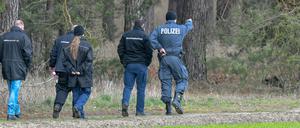 Kriminaltechniker und Beamte der Kriminalpolizei gehen am Dienstag während der Suche nach der vermissten Rebecca an einem Waldgebiet im Landkreis Oder-Spree entlang. 