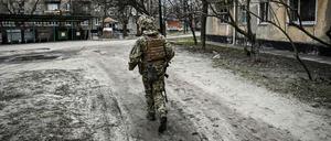 Ein ukrainischer Soldat in der Stadt Schtschastja im Osten des Landes.