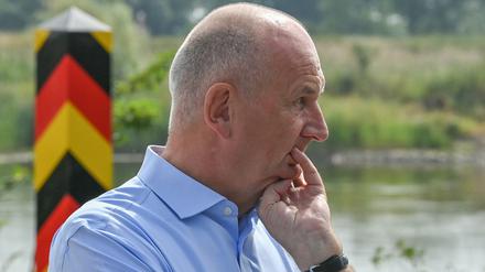 Dietmar Woidke (SPD) am Montag bei einem Vor-Ort-Besuch an der Oder. 