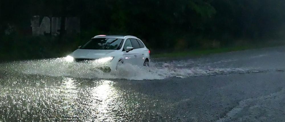 Durch die Unwetter wurden vielerorts in Deutschland Straßen überflutet.