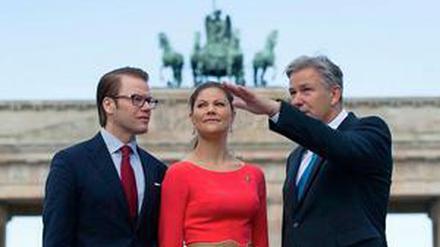 Am Morgen ging es für Victoria von Schweden und ihren Mann, Prinz Daniel, zum Brandenburger Tor. Der Regierende Bürgermeister Klaus Wowereit gab für die beiden den Stadtführer.