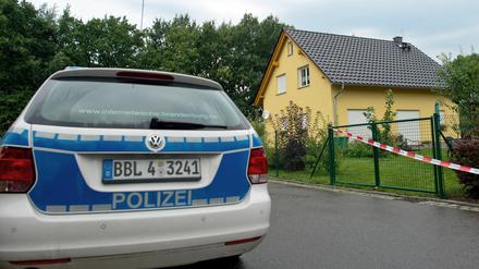 In diesem von der Polizei am 13.08.2013 abgesperrten Einfamilienhaus in Werben im Landkreis Spree-Neiße (Brandenburg) sind ein Elternpaar und seine beiden Söhne bei einer Bluttat in Brandenburg schwer verletzt worden.