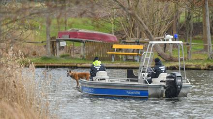 Auf einem Boot suchen Polizeibeamte mit einem Spürhund auf dem Storkower Kanal nahe dem Wolziger See im Landkreis Dahme-Spreewald nach der vermissten Rebecca. 