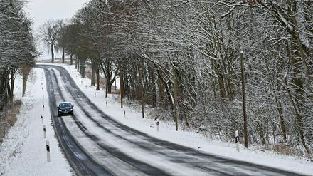Erste glatte Straßen in Brandenburg. Am Wochenende droht ein Schneechaos in Teilen des Landes.