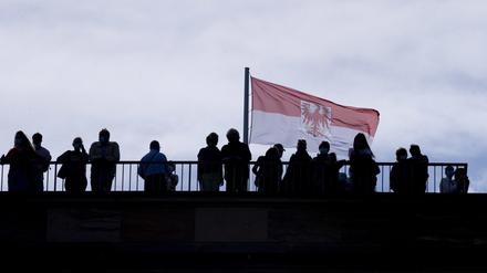 Besucher stehen auf der Dachterrasse des Landtages.