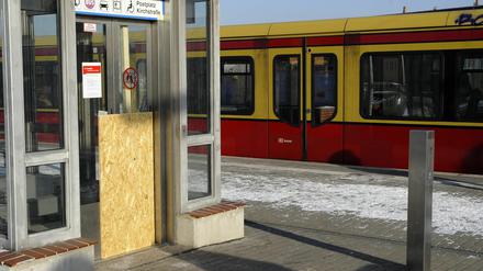 Eine durch eine Explosion zerstörte Scheibe eines Aufzugs an der S-Bahnstation in Hennigsdorf. Anders als bislang vermutet sind am S-Bahnhof Hennigsdorf mehrere Sprengsätze explodiert. Weitere Untersuchungen der Polizei bestaetigten, dass am Wochenende (28./29.01.12) auch an einem Treppenaufgang eine selbst gebastelte Rohrbombe aus Pyrotechnik detoniert ist. Am Dienstag soll es erneut zu Explosionen gekommen sein.