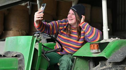 Annemarie Paulsen, Agrarwissenschaftlerin und Milchbäuerin, bei einem Dreh für ein Internetvideo.