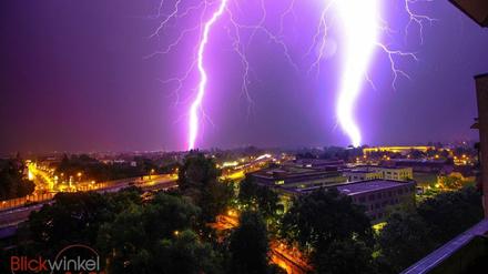 Diese Blitze über Babelsberg fing Leser Enrico Buttiron ein. Auch in der Nacht zum Mittwoch sind Gewitter möglich.