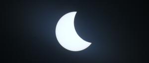 Am 25. Oktober gibt es eine Partielle Sonnenfinsternis. Dabei schiebt sich der Mond vor die Sonne.