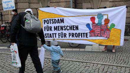 Spontane Demonstration vor dem Potsdamer Stadthaus gegen die Aufhebung der Mietendeckelung in Berlin (Symbolbild). 