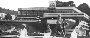 Das Terrassenrestaurant Minsk mit den Brunnen am Hang des Brauhausbergs in der DDR-Zeit.
