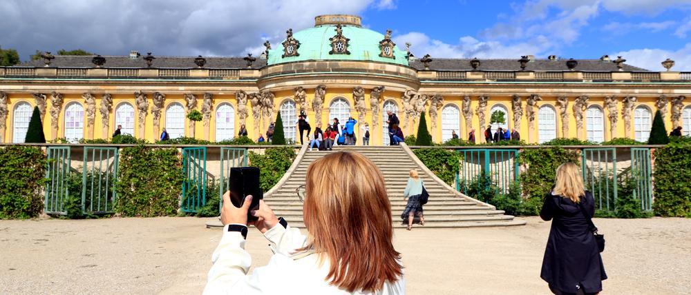 Besucher vor dem Schloss Sanssouci  in Potsdam.