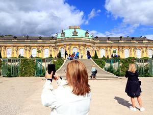 Besucher im Park von Schloss Sanssouci in Potsdam.