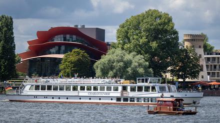 Ein Ausflugsschiff mit Touristen fährt auf dem Tiefen See in Potsdam.