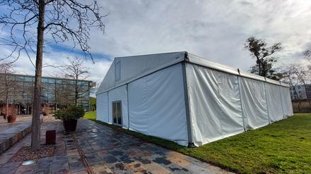 Ein Zelt für die Unterbringung ukrainischer Flüchtlinge an der Biosphäre in Potsdam