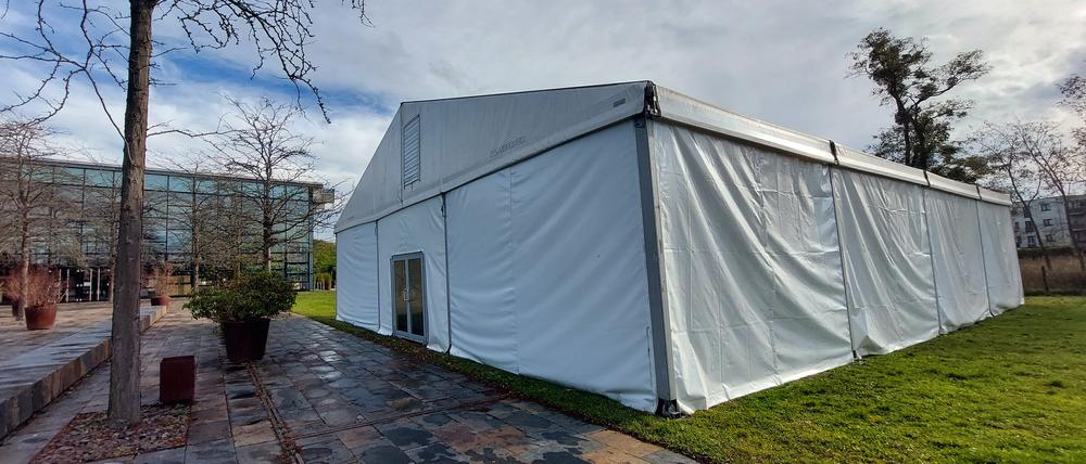 Ein Zelt für die Unterbringung ukrainischer Flüchtlinge an der Biosphäre in Potsdam