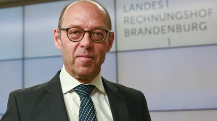 Christoph Weiser, Präsident des Landesrechnungshofes Brandenburg, auf einer Pressekonferenz zum Jahresbericht 2021.