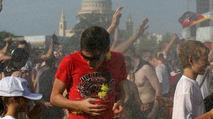 Und wenn gegen die Hitze in Potsdam nichts mehr hilft, bleibt vielleicht nur noch eine Wasserschlacht wie hier beim Stadtwerkefest 2010.