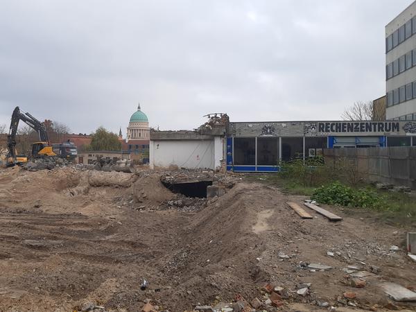 Der Abriss des alten Rechenzentrums an der Dortustraße in der Potsdamer Innenstadt ist weit fortgeschritten. Aufgenommen am 15. November 2019.
