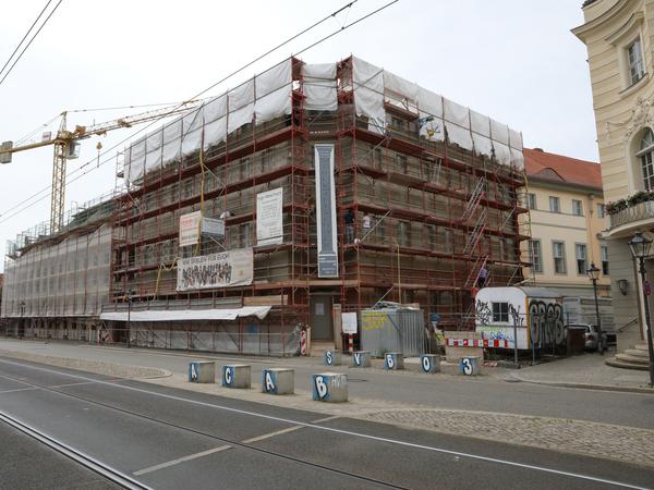 Am Neubau "Musikerhaus" an der Kreuzung Friedrich-Ebert-Straße und Schwertfegerstraße soll in den nächsten Wochen das Gerüst weichen.