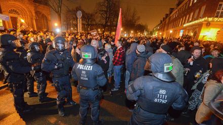 Polizisten und Gegendemonstranten bei der Pogida-Demo am 11. Januar in Potsdam.