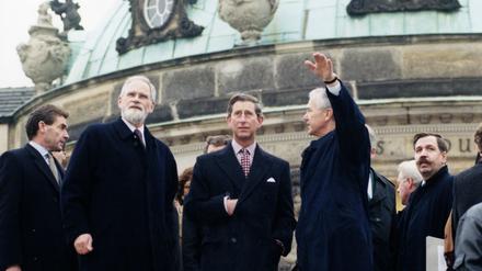 Der Prince of Wales mit Brandenburgs einstigem Ministerpräsidenten Manfred Stolpe (SPD, r.) und dem damaligen Generaldirektor der Schlösserstiftung Hans-Joachim Giersberg bei seinem Besuch in Sanssouci 1996.