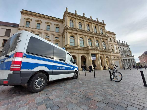 Nach einen Angriff von Klimaaktivist:innen im Museum Barberini ist die Polizei vor Ort.