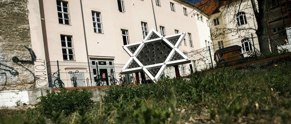 Das Grundstück gegenüber dem Filmmuseum war vom Land Brandenburg für den Bau der Neuen Synagoge zur Verfügung gestellt worden.