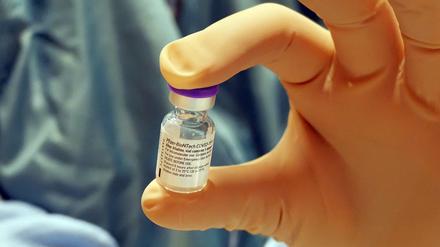 Aus einem Fläschchen werden fünf Impfdosen in der Krankenhausapotheke.