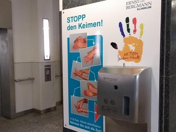 Im Foyer des Klinikum Ernst von Bergmann können sich Patienten und Besucher die Hände desinfizieren. 
